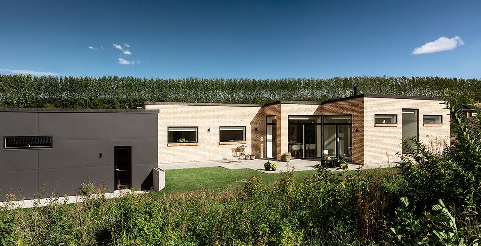 オーフスにある北欧スタイルのおしゃれな家の外観の写真