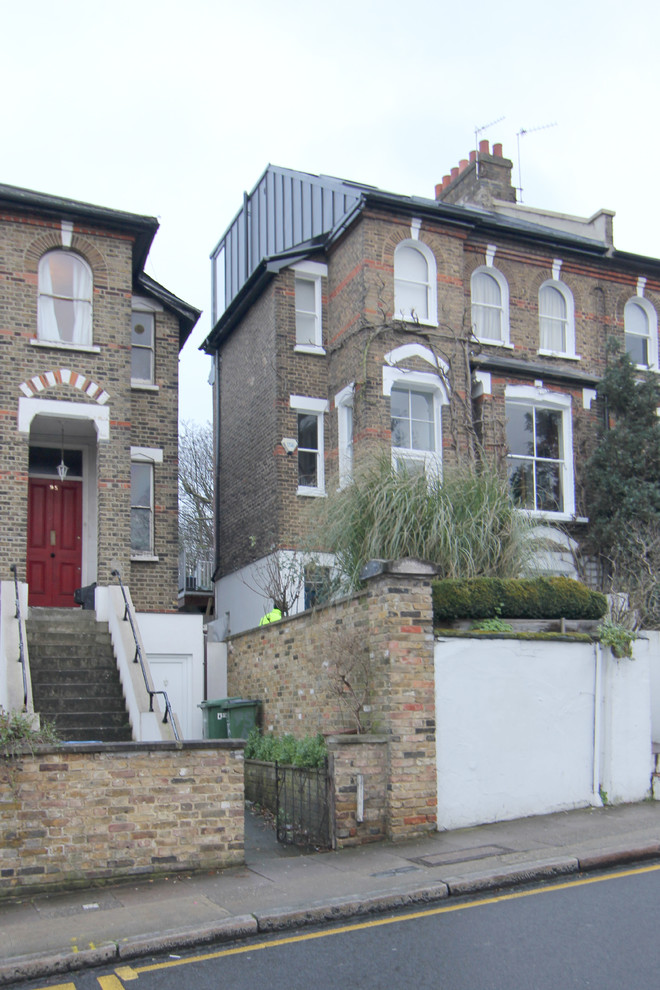 ロンドンにある中くらいなコンテンポラリースタイルのおしゃれな家の外観 (メタルサイディング、デュープレックス) の写真