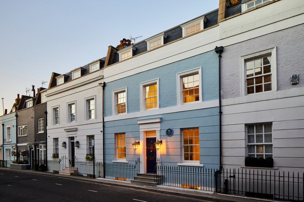 Immagine della facciata di una casa a schiera blu classica a quattro piani di medie dimensioni con rivestimento in mattoni, tetto a mansarda e copertura a scandole