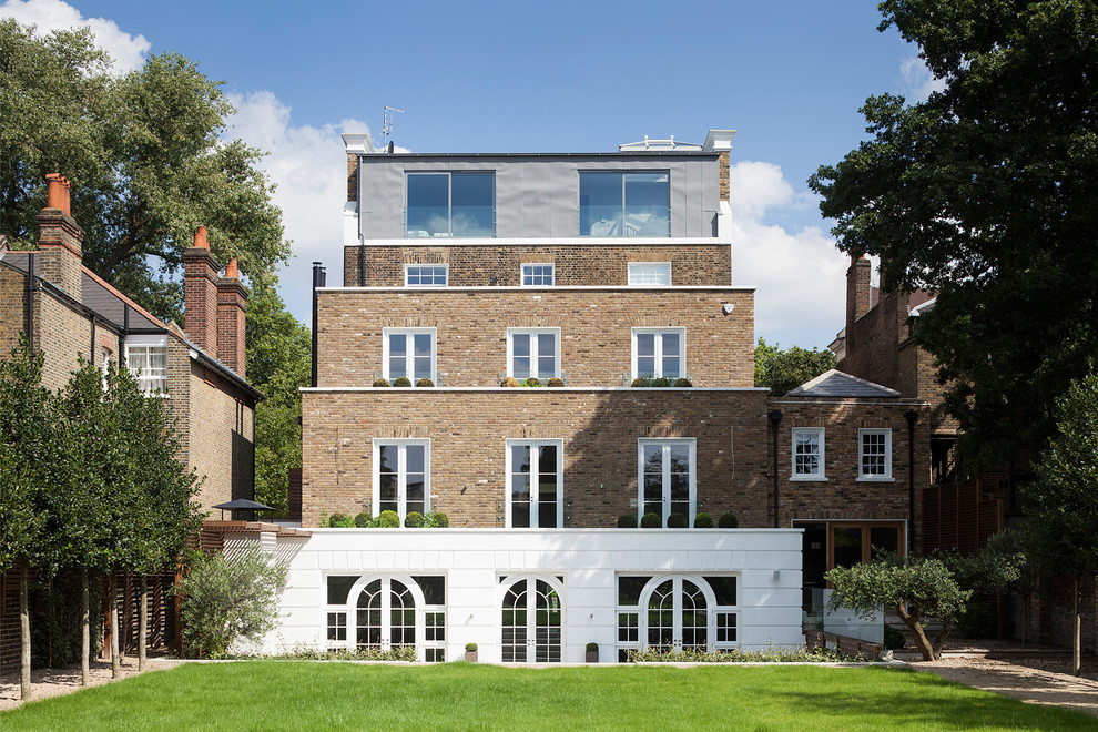 Modernes Haus mit Backsteinfassade, brauner Fassadenfarbe und Flachdach in London