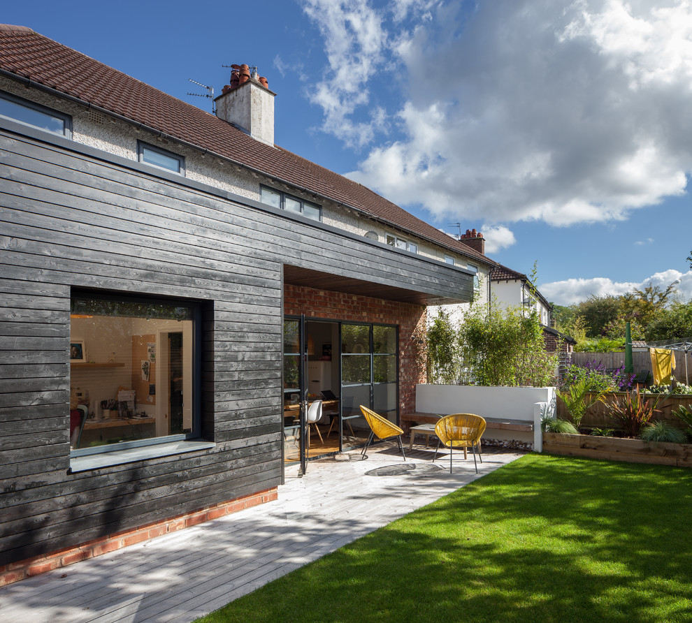 Стильный дизайн: одноэтажный, деревянный, черный дуплекс в современном стиле с плоской крышей - последний тренд