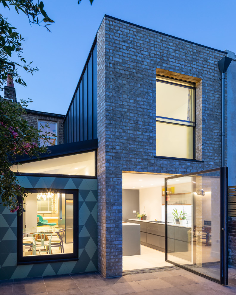 Ispirazione per la facciata di una casa contemporanea a due piani di medie dimensioni con rivestimento in mattoni