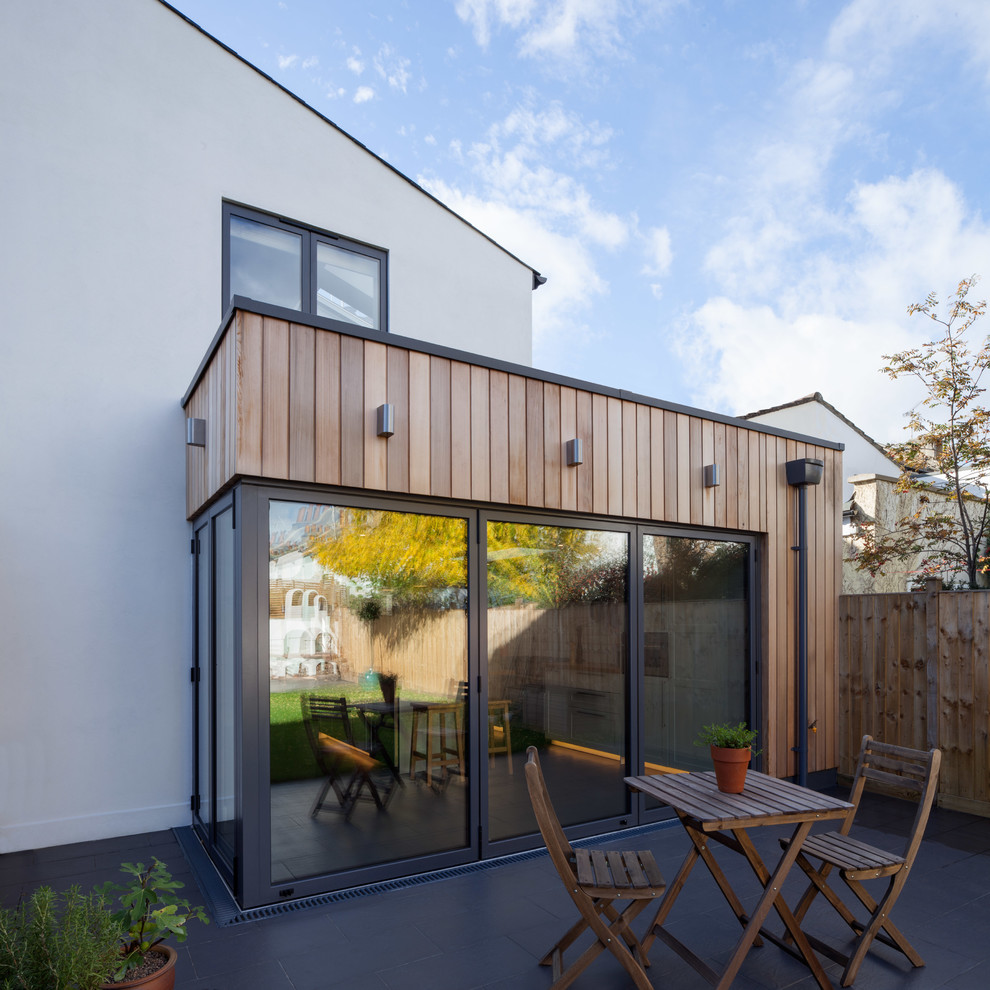 Mittelgroße, Zweistöckige Moderne Holzfassade Haus mit weißer Fassadenfarbe in London