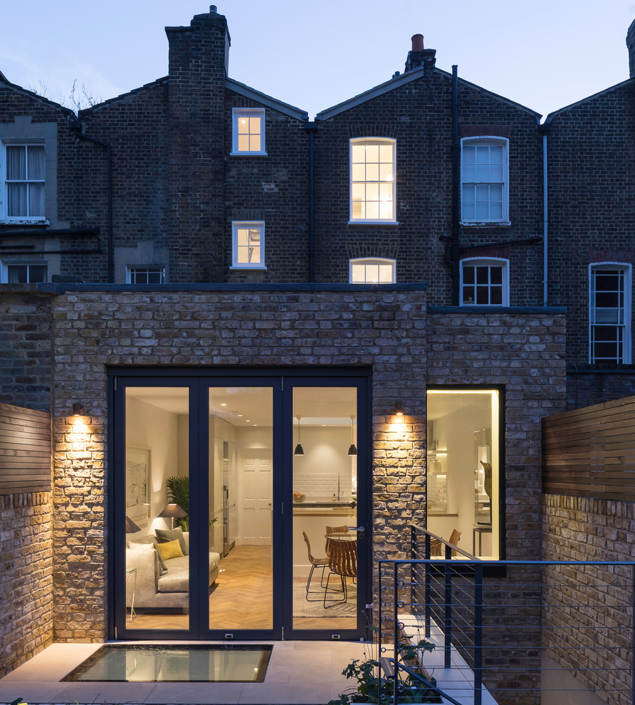 Mittelgroßes, Dreistöckiges Modernes Haus mit Backsteinfassade und Flachdach in London
