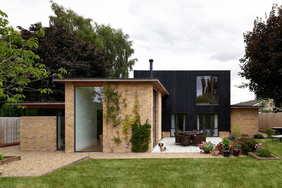 На фото: двухэтажный, разноцветный частный загородный дом среднего размера в современном стиле с плоской крышей, зеленой крышей и комбинированной облицовкой с