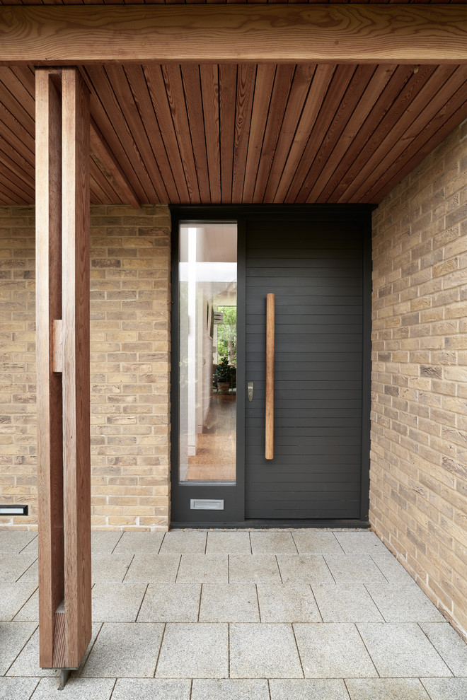 Mittelgroßes, Zweistöckiges Modernes Haus mit schwarzer Fassadenfarbe und Flachdach in Cambridgeshire