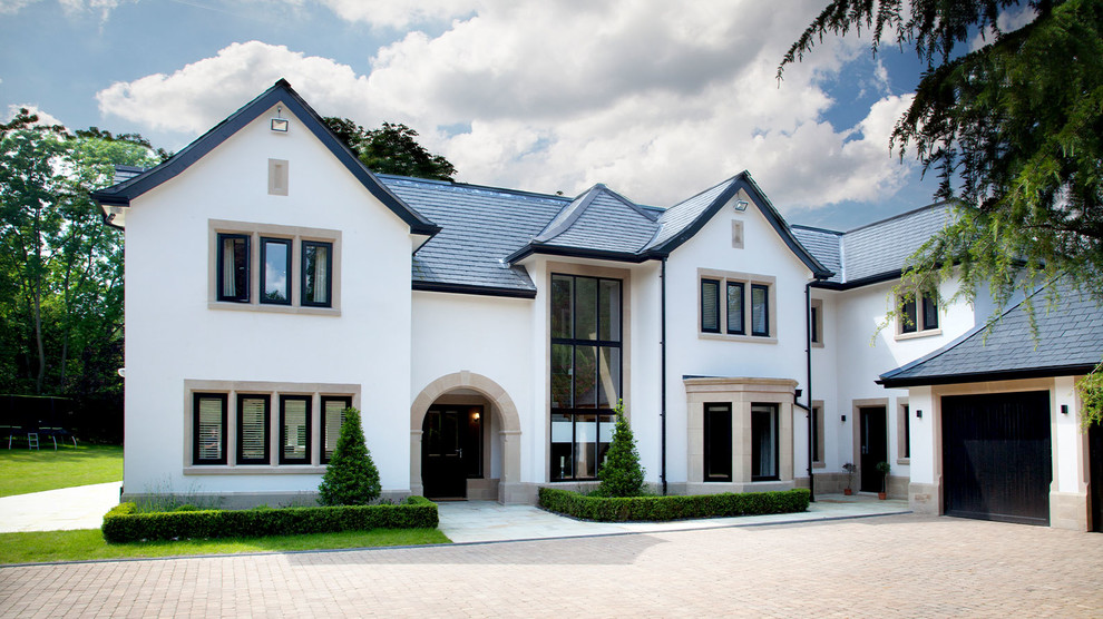 Diseño de fachada de casa blanca tradicional renovada de dos plantas con tejado a dos aguas