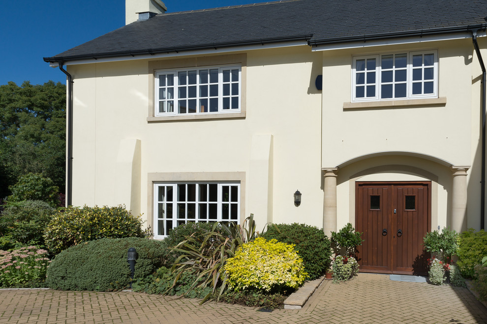 Example of a cottage exterior home design in Devon