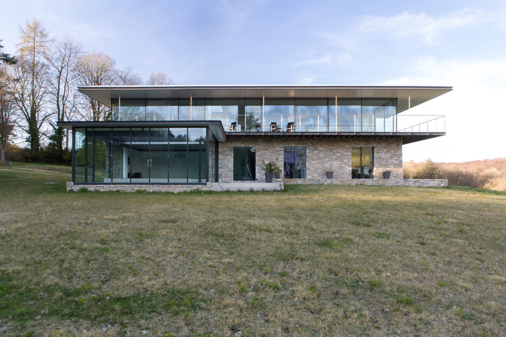 Inspiration för ett funkis flerfärgat hus, med två våningar, tegel, pulpettak och tak i metall