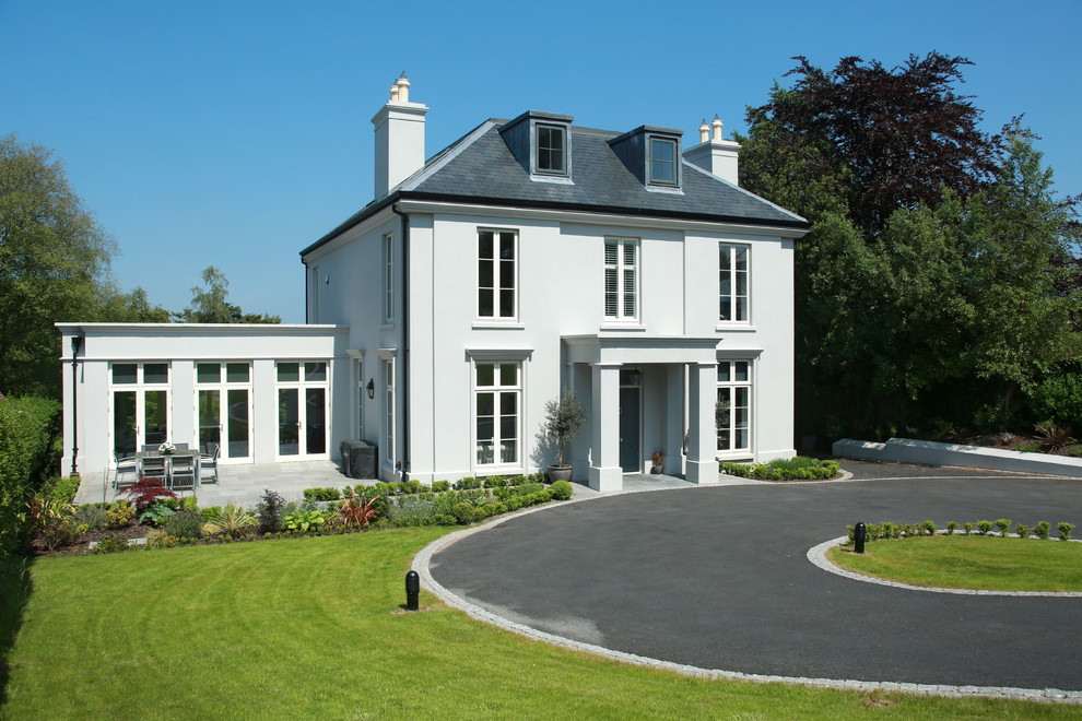 Dreistöckiges Klassisches Einfamilienhaus mit Putzfassade, grauer Fassadenfarbe, Walmdach und Blechdach in London