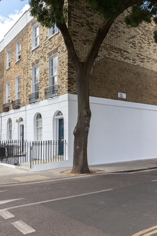 ロンドンにあるお手頃価格の中くらいなトラディショナルスタイルのおしゃれな家の外観 (レンガサイディング) の写真