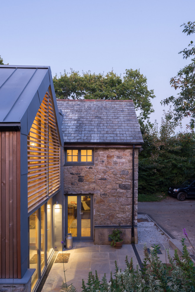 Mittelgroßes, Zweistöckiges Modernes Einfamilienhaus mit Mix-Fassade, bunter Fassadenfarbe, Satteldach und Misch-Dachdeckung in Devon