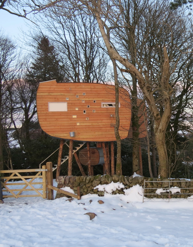 Пример оригинального дизайна: маленький, одноэтажный, деревянный, коричневый мини дом в современном стиле для на участке и в саду