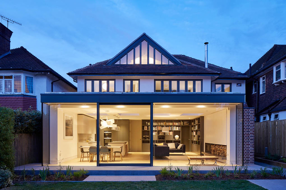 Inspiration för mellanstora moderna vita hus, med valmat tak