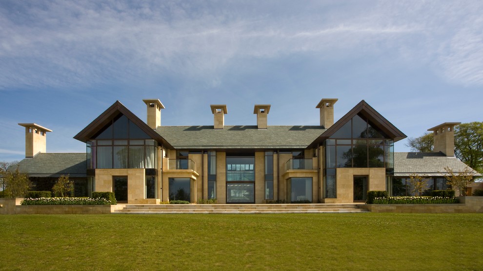Idee per la facciata di una casa ampia contemporanea a due piani con rivestimento in vetro e tetto a capanna
