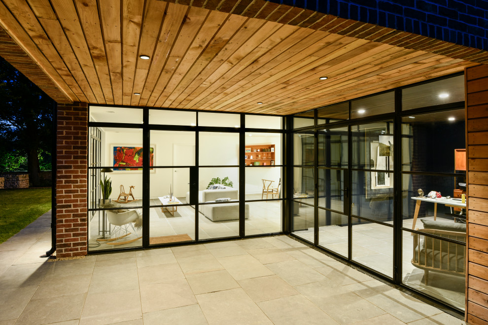 Inspiration pour une grande façade de maison design en bois à un étage.