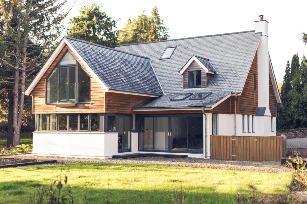 Großes, Zweistöckiges Modernes Haus mit Mix-Fassade, weißer Fassadenfarbe und Satteldach in Cornwall