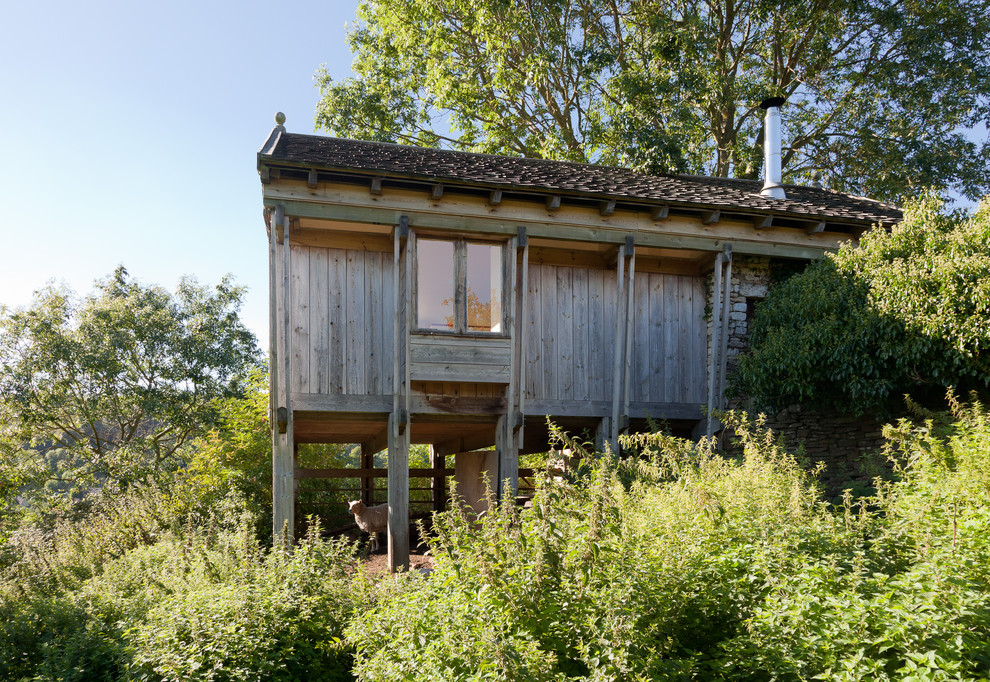 На фото: маленький, одноэтажный, деревянный дом в стиле рустика для на участке и в саду