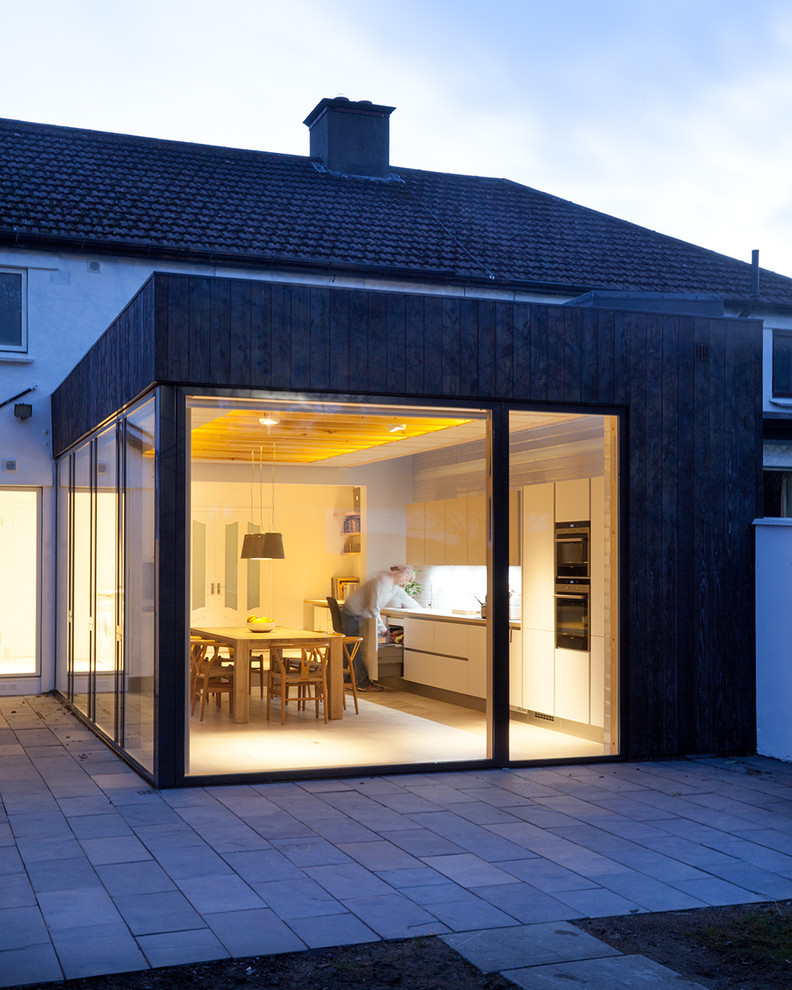 Idee per la facciata di una casa nera contemporanea di medie dimensioni con rivestimento in legno