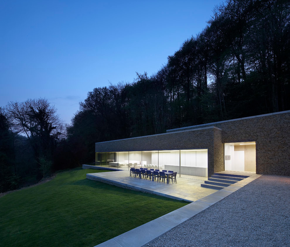Inspiration pour une façade de maison beige minimaliste en pierre de plain-pied.