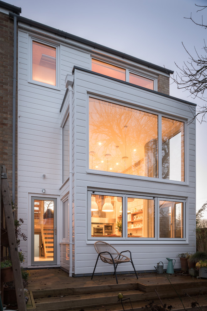 オックスフォードシャーにあるコンテンポラリースタイルのおしゃれな家の外観の写真
