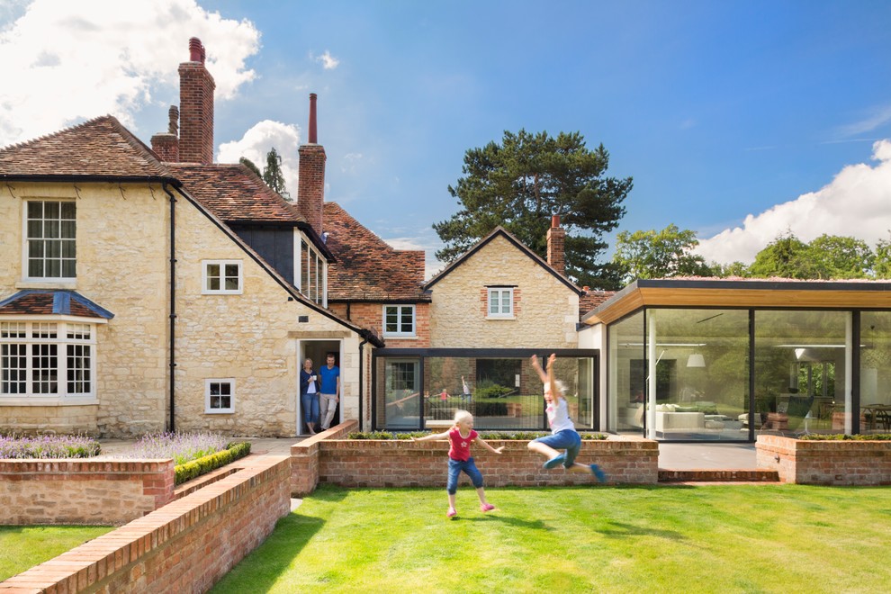Photo of a contemporary house exterior in Oxfordshire.