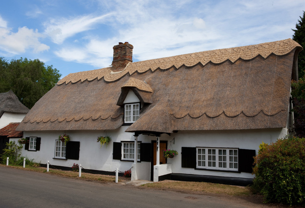 Immagine della facciata di una casa bianca classica a due piani di medie dimensioni con tetto a capanna