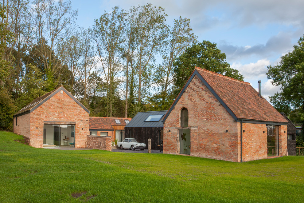 Einstöckiges Landhaus Einfamilienhaus mit Backsteinfassade, roter Fassadenfarbe, Satteldach und Misch-Dachdeckung in West Midlands