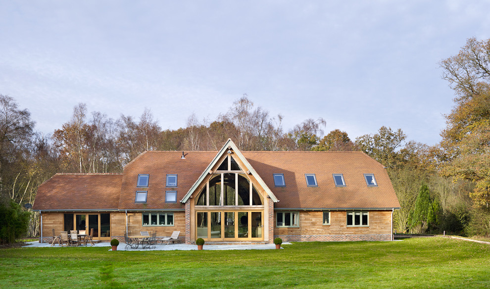 Idee per la villa marrone classica a un piano con rivestimento in legno, tetto a capanna e copertura a scandole