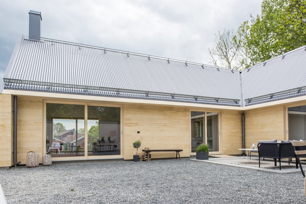 Idee per la facciata di una casa grande beige scandinava a un piano con rivestimento in legno