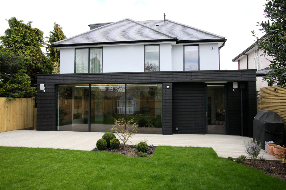 Ejemplo de fachada gris contemporánea de tamaño medio de dos plantas con revestimiento de ladrillo