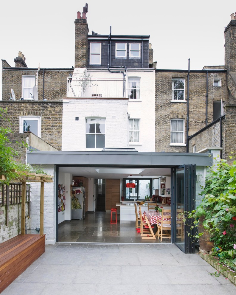 Dreistöckiges Modernes Haus mit Backsteinfassade und weißer Fassadenfarbe in London
