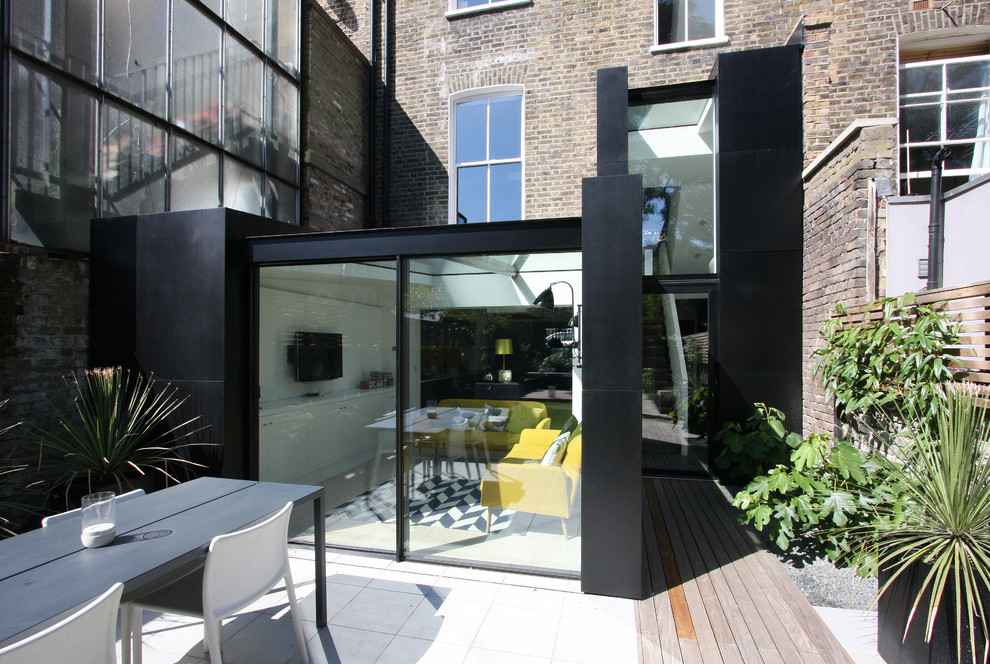 ロンドンにあるコンテンポラリースタイルのおしゃれな家の外観 (メタルサイディング) の写真