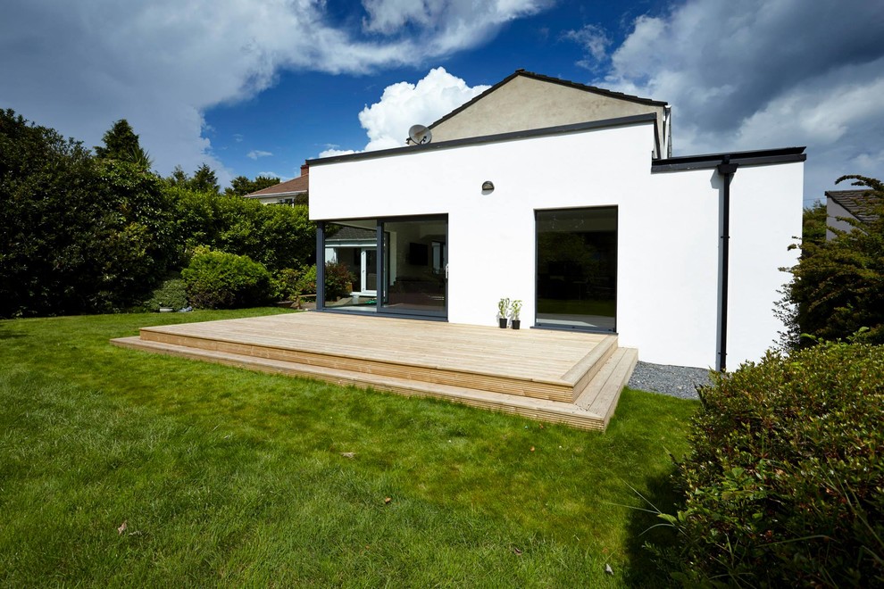 Zweistöckiges Modernes Haus mit weißer Fassadenfarbe in Belfast