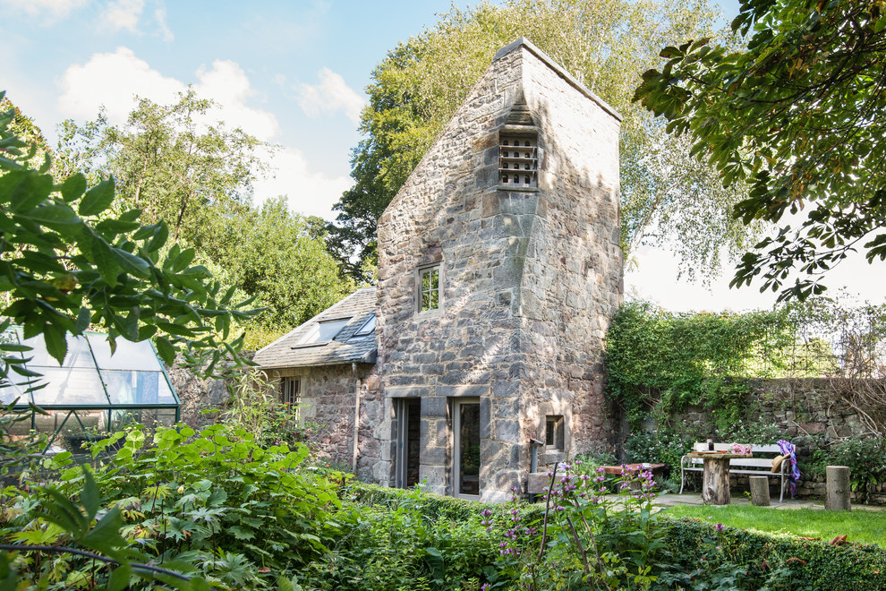 Kleines, Zweistöckiges Country Haus mit Steinfassade und brauner Fassadenfarbe in Sonstige
