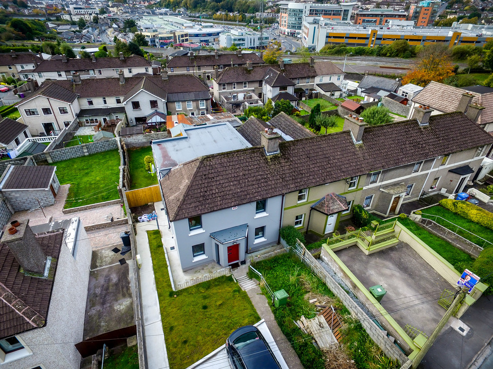 Zweistöckige Doppelhaushälfte mit bunter Fassadenfarbe und Schindeldach in Cork