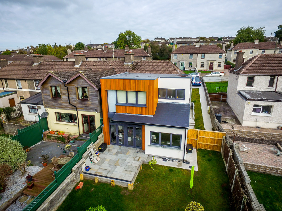 Стильный дизайн: двухэтажный, деревянный, разноцветный дом в современном стиле с черепичной крышей - последний тренд