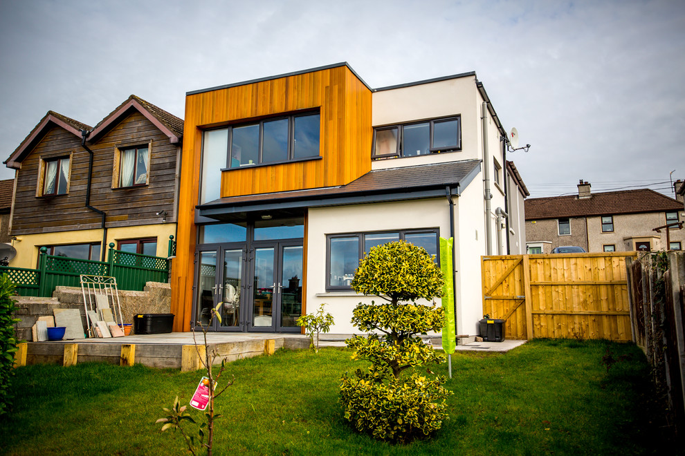Diseño de fachada de casa bifamiliar multicolor actual de dos plantas con revestimiento de madera y tejado de teja de barro