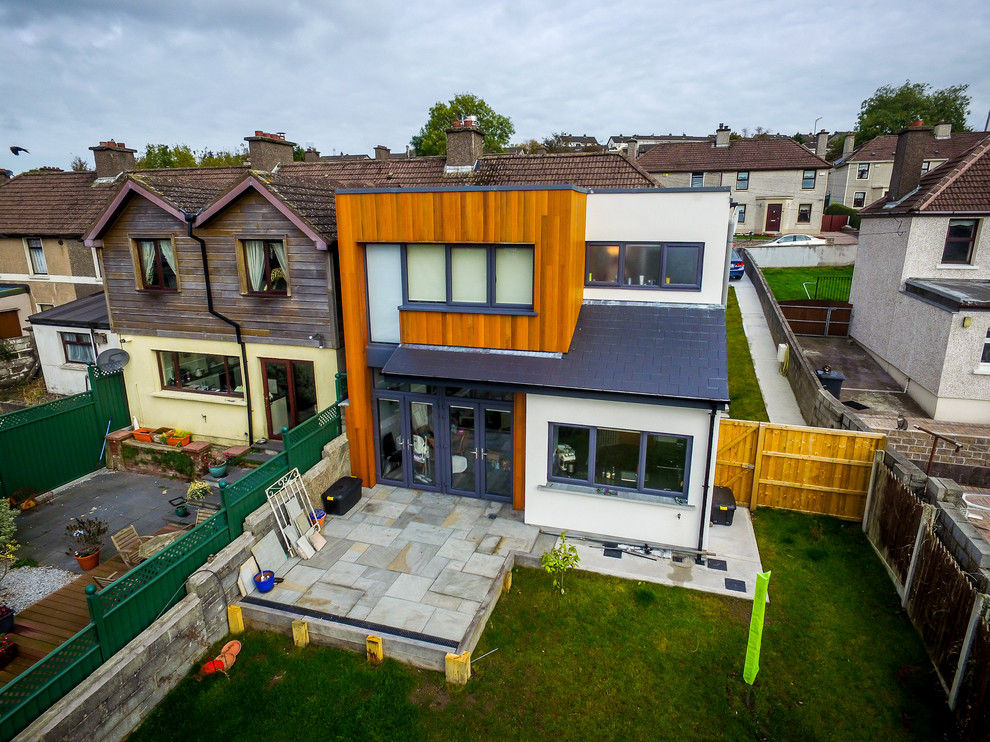 Ejemplo de fachada de casa bifamiliar multicolor contemporánea de dos plantas con revestimiento de madera y tejado de teja de barro
