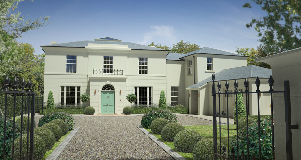 Großes, Zweistöckiges Klassisches Einfamilienhaus mit Putzfassade, beiger Fassadenfarbe, Walmdach und Schindeldach in Surrey