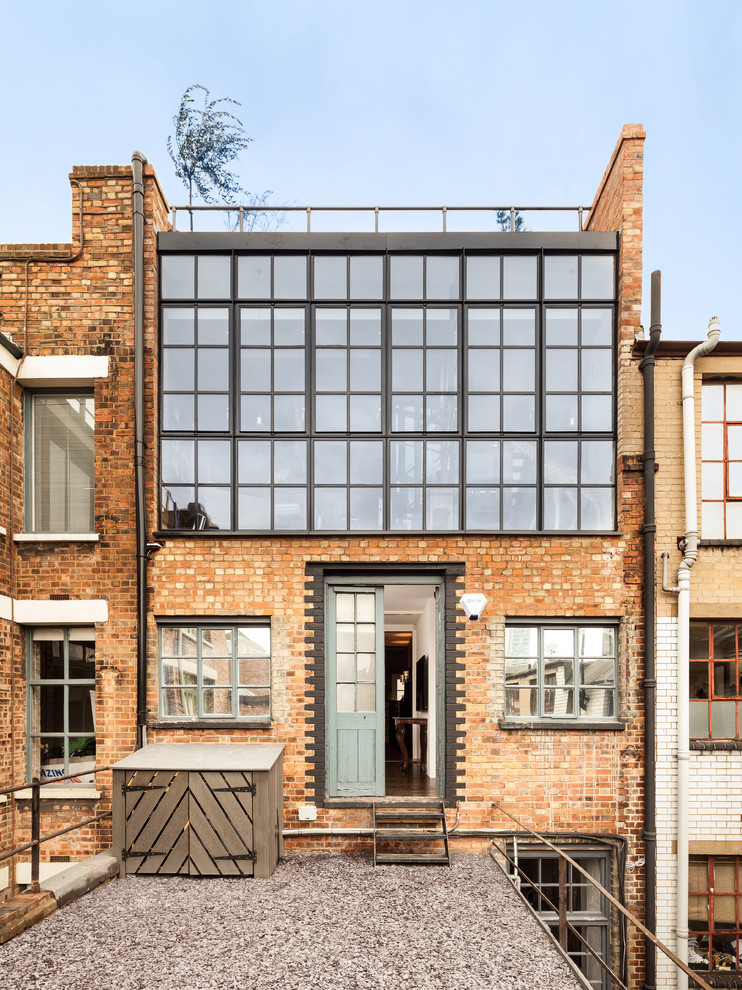 Idee per la facciata di una casa contemporanea a due piani con rivestimento in mattoni e tetto piano
