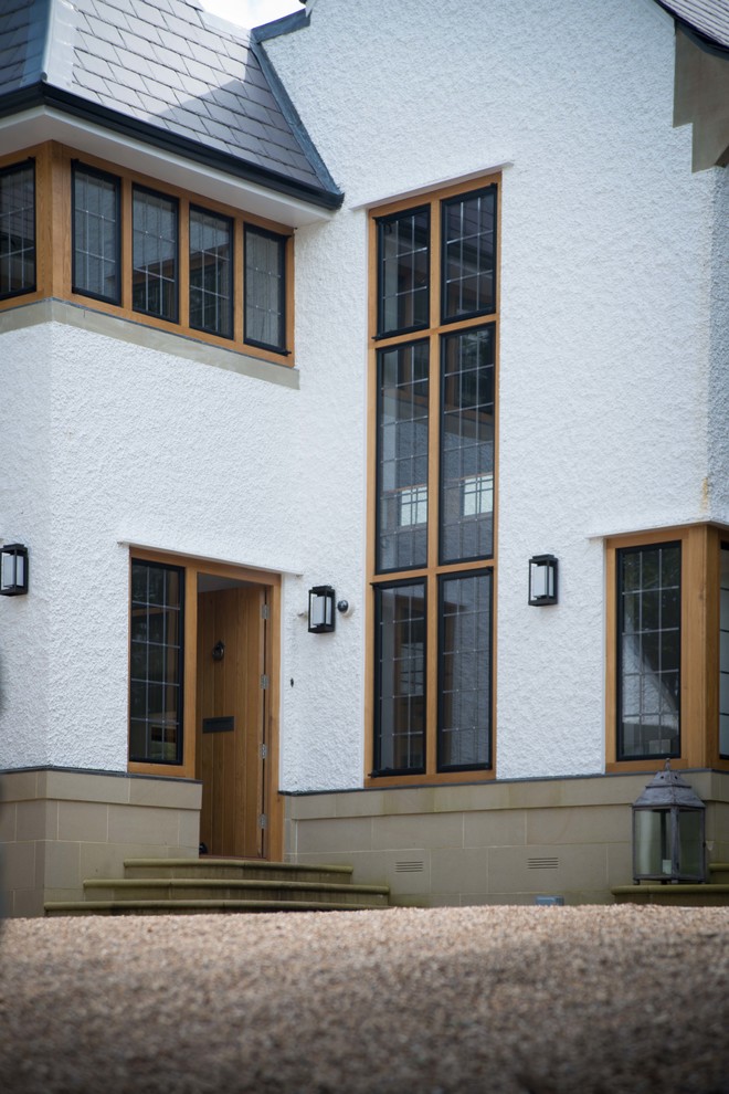 Immagine della facciata di una casa bianca classica a due piani