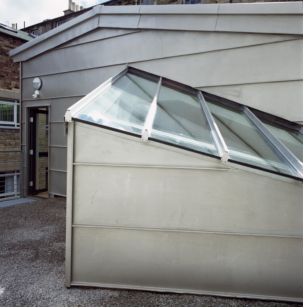 Kleines, Zweistöckiges Modernes Haus mit Metallfassade in Edinburgh