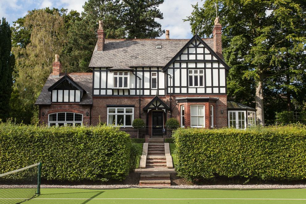 Klassisches Haus mit Mix-Fassade und Satteldach in Manchester
