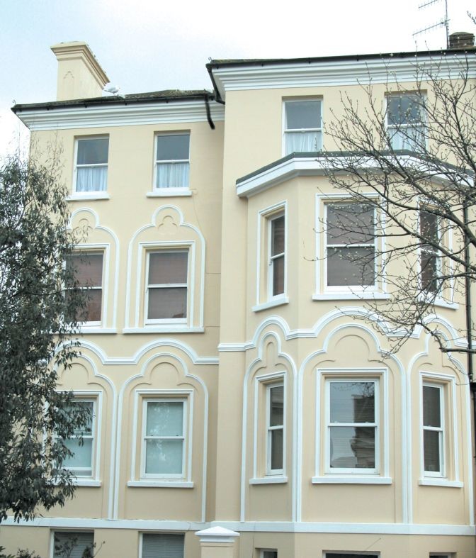 Aménagement d'une façade de maison classique.