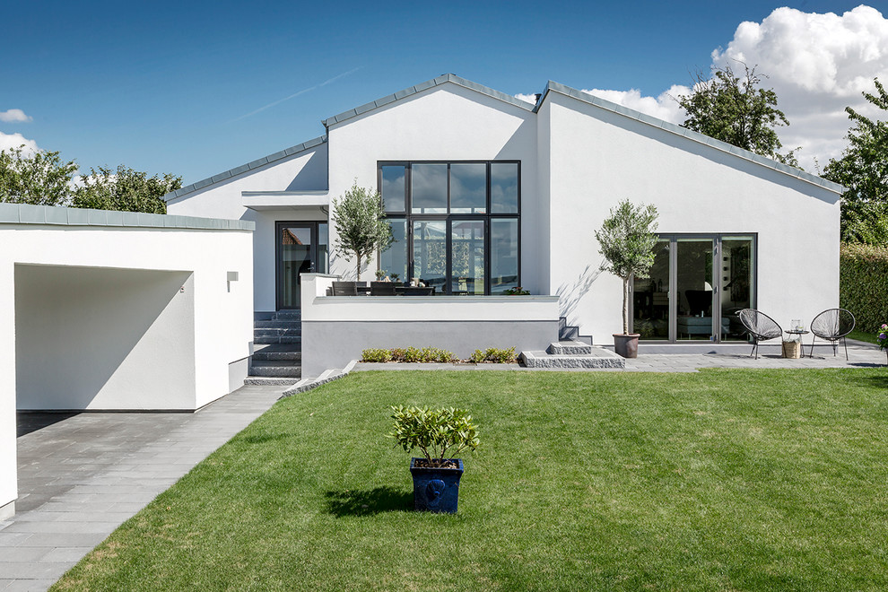 Diseño de fachada blanca escandinava de tamaño medio de una planta con revestimiento de ladrillo