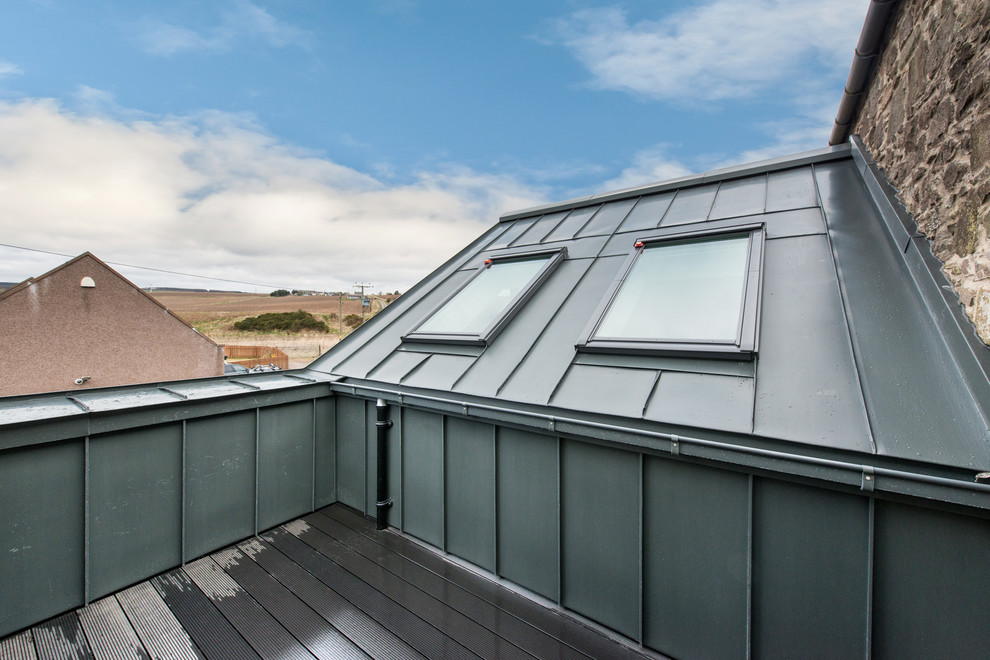Dreistöckiges Modernes Haus mit Mix-Fassade und Satteldach in Sonstige