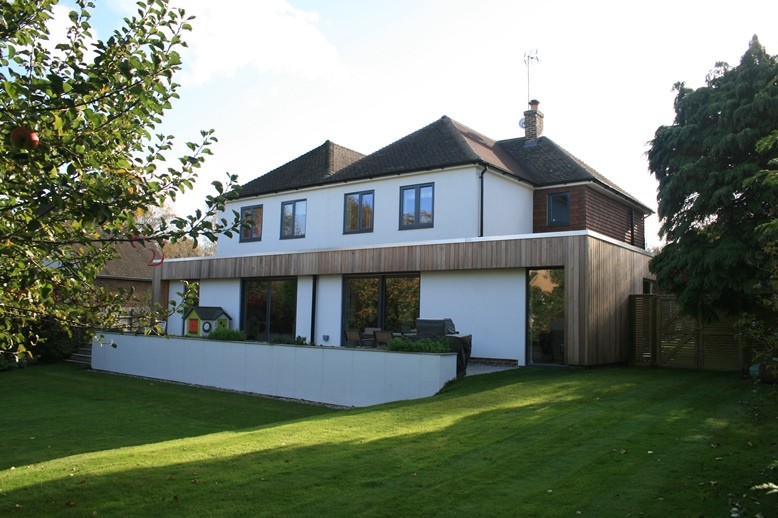 Zweistöckiges Modernes Einfamilienhaus mit weißer Fassadenfarbe und Walmdach in Kent