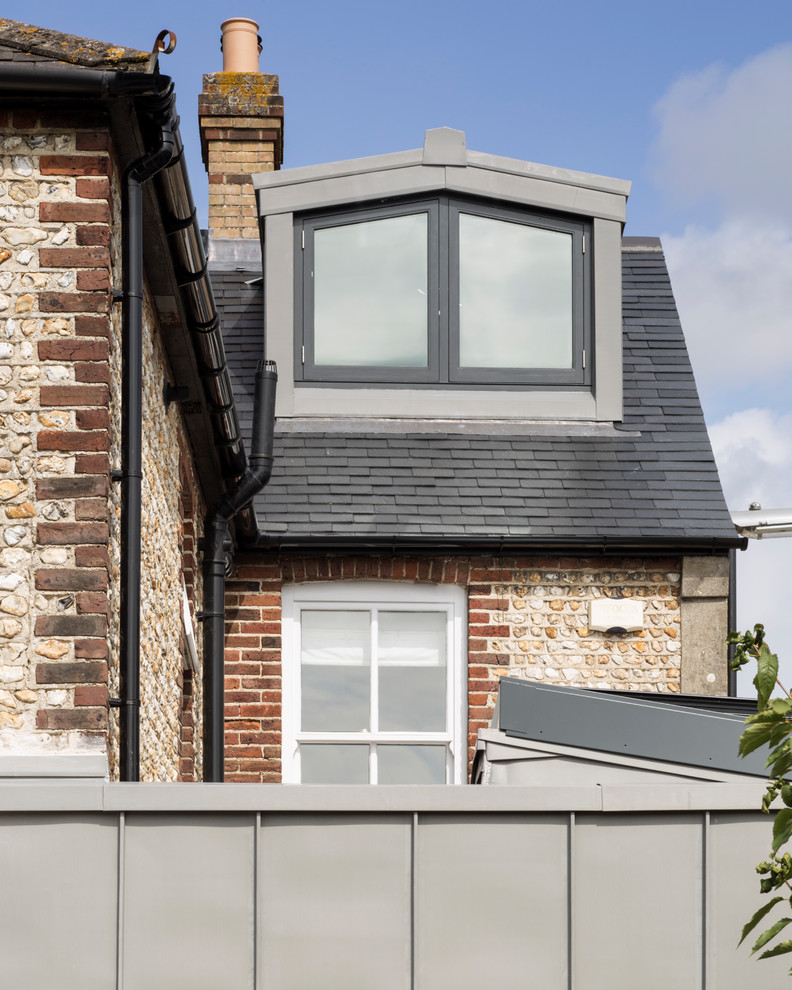 Kleine, Zweistöckige Moderne Doppelhaushälfte mit Metallfassade und bunter Fassadenfarbe in Sussex