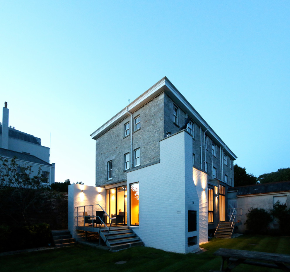 Immagine della facciata di una casa bifamiliare moderna a quattro piani di medie dimensioni con rivestimento in mattoni e copertura in metallo o lamiera